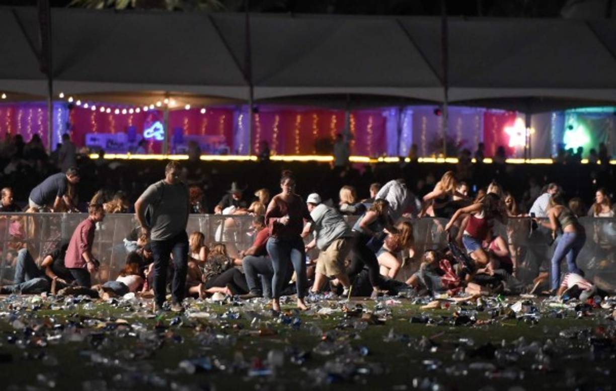El autor de la matanza, identificado como Stephen Paddock y abatido por la policía, disparó desde el piso 32 del hotel Mandala Bay, ubicado en la avenida central Strip, donde se celebraba la tercera y última noche de un festival de música country.