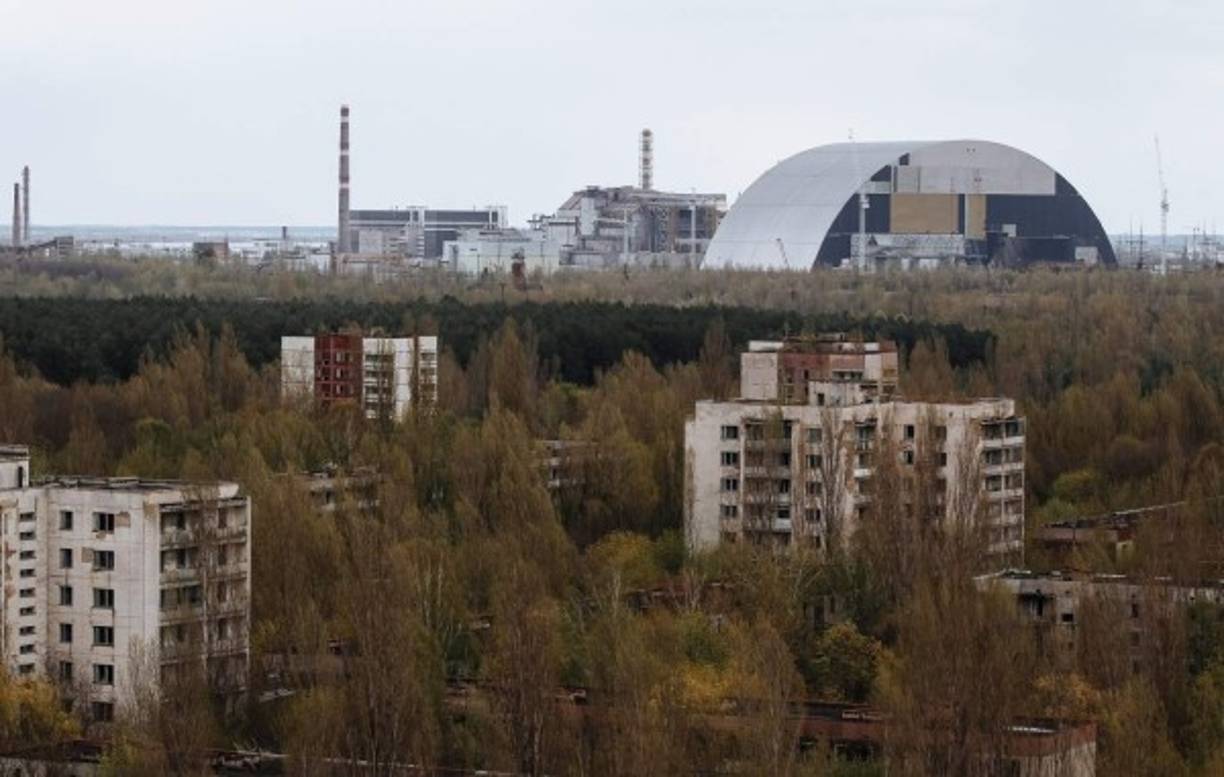 La explosión de aquel reactor en la madrugada del 26 de abril de 1986, que diseminó a la atmósfera 50 millones de curies en los días posteriores, obligó a evacuar a 135.000 personas de las ciudades y pueblos cercanos a la central, la llamada 'zona de exclusión'.