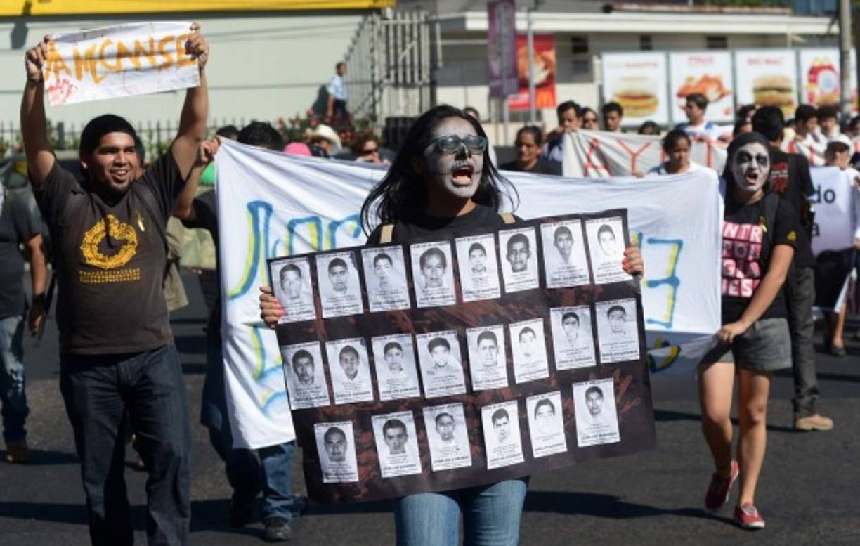 En El Salvador los estudiantes universitarios realizaron un desfile en la capital de ese país para unirse a la acción global por Ayotzinapa.