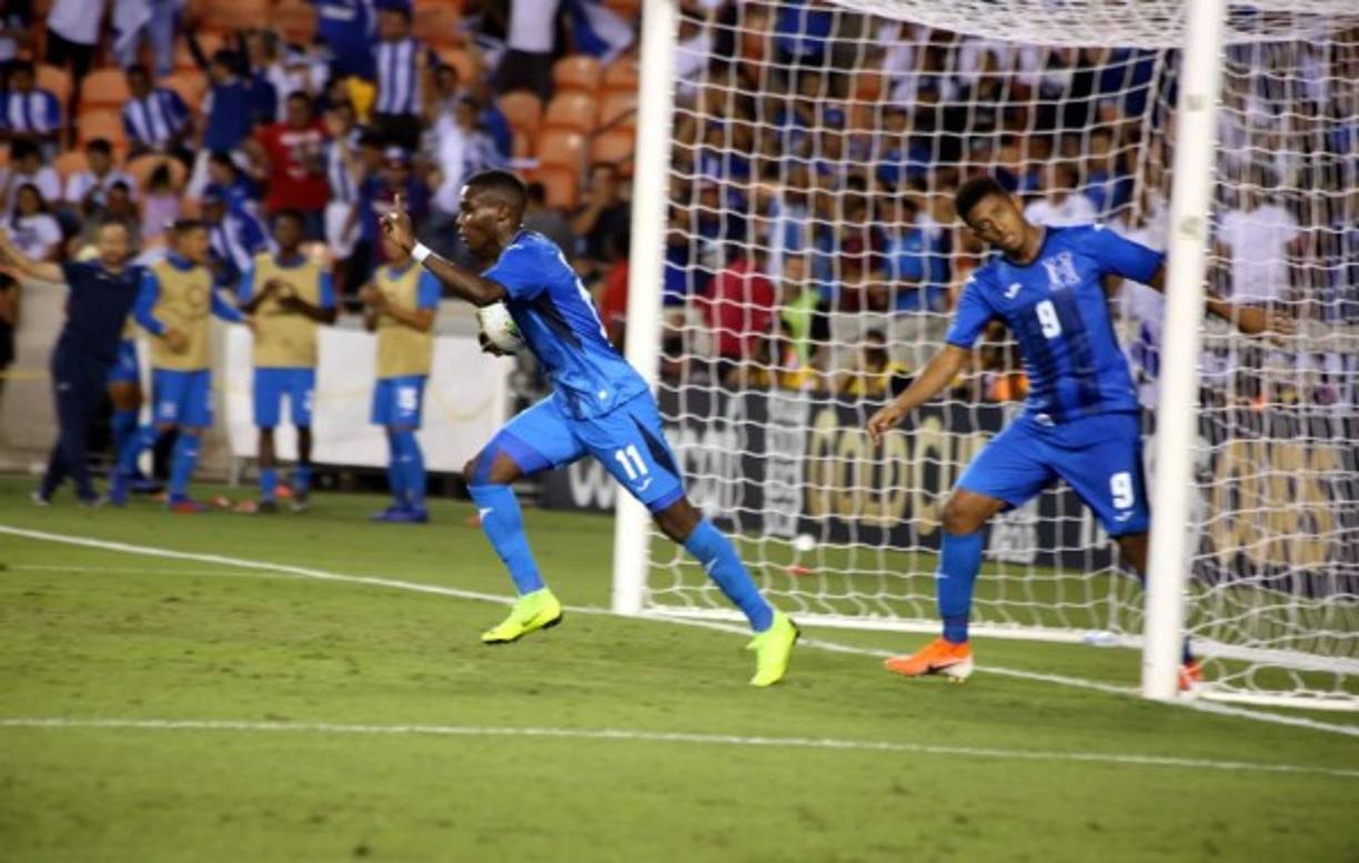 Román Rubilio Castillo corre a celebrar, pero su gol fue anulado por claro fuera de juego.