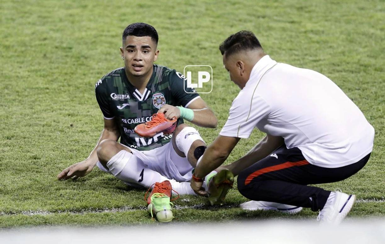 Isaac Castillo tuvo que cambiarse los tacos en un lance del partido.