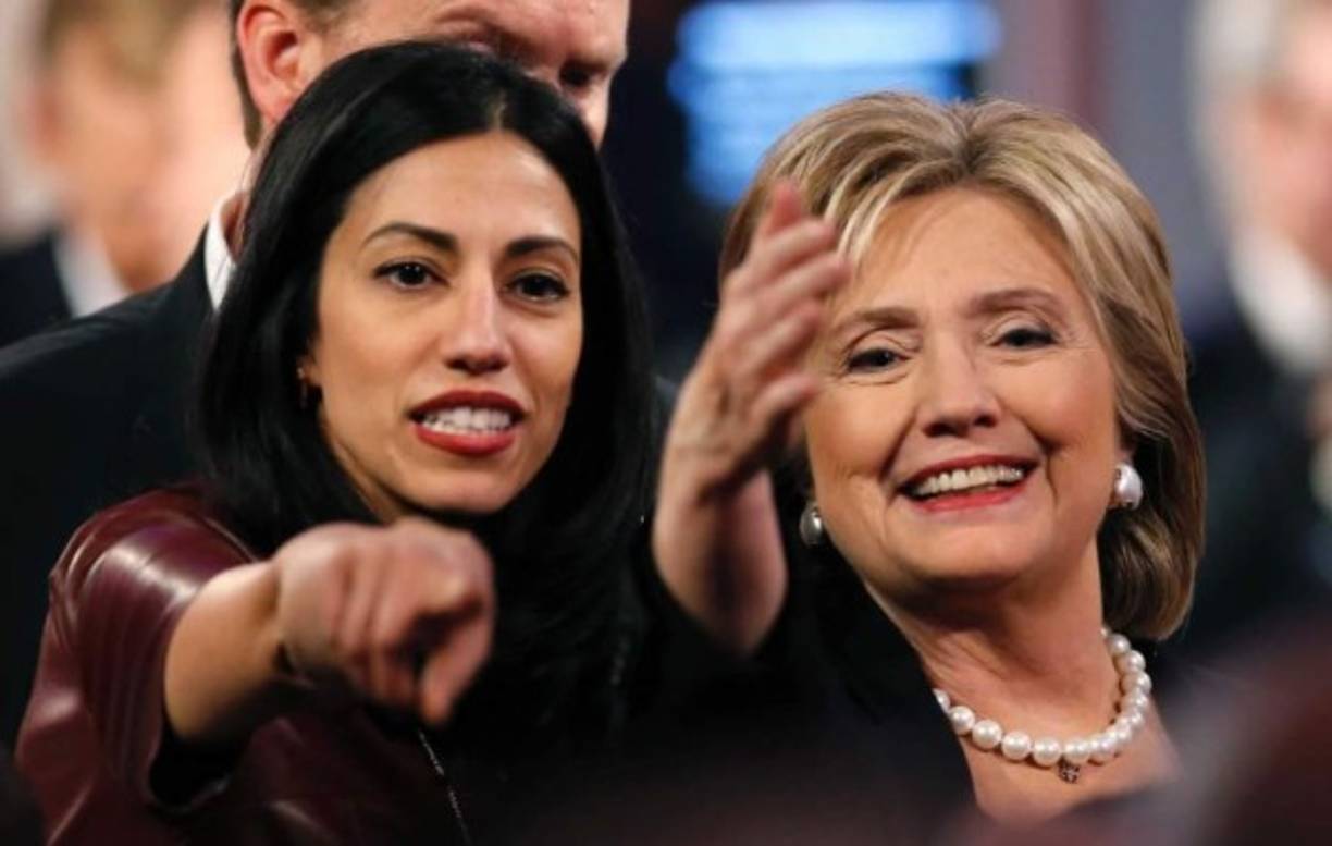 Con un afilado olfato político, leal y discreta, Huma Abedin ha acompañado a Hillary Clinton a las puertas de la Casa Blanca, es su mano derecha y una misteriosa figura que vuelve a sufrir en silencio las estocadas del escándalo, del que es protagonista su exmarido Anthony Weiner.