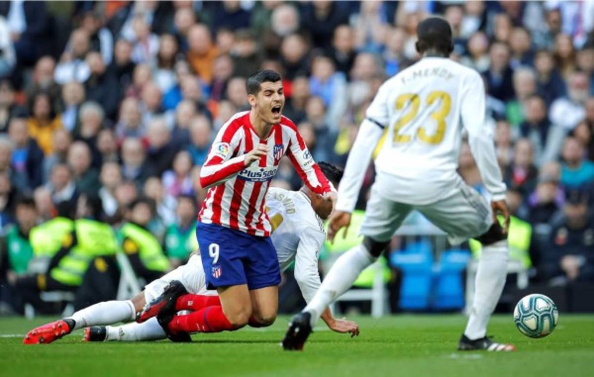La polémica del partido. El Atlético pidió penal en esta acción de Casemiro contra Álvaro Morata en el primer tiempo.