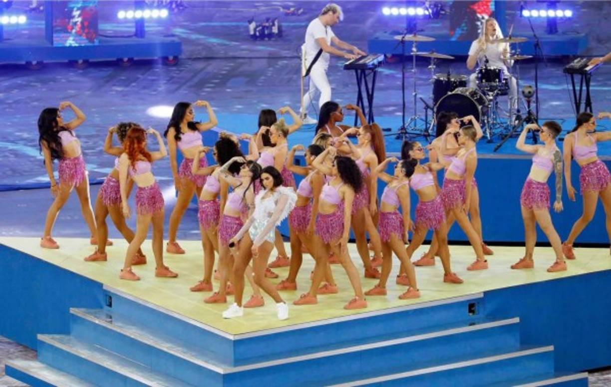 La joven de origen albanés interpretó frente a los fanáticos del Liverpool y el Real Madrid sus éxitos 'One Kiss', 'No Lie', 'Be the One', 'IDGAF' y 'New Rules'.