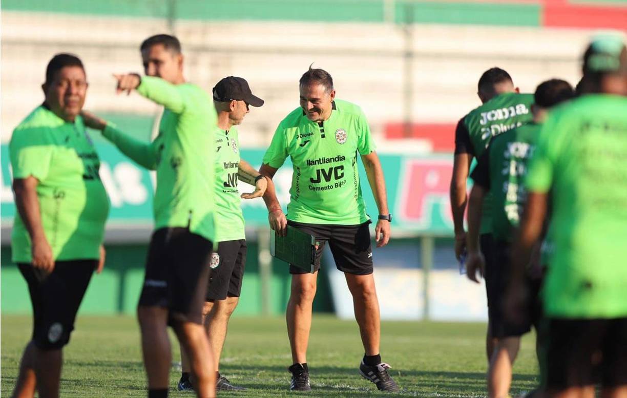 A ’La Tota’ Medina se le vio muy sonriente y ameno en su primer día de trabajo con la entidad sampedrana en el estadio Yankel Rosenthal.