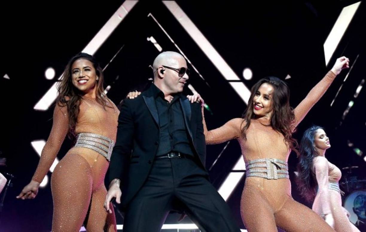 Ahora el cantante tiene los pulcros trajes que ha convertido en su sello de identidad, que a día de hoy cuesta reconocer en él al joven que saltó a la fama cantando: 'Esa hevita está tan linda, está tan rica, tiene tremendo cu*o'.