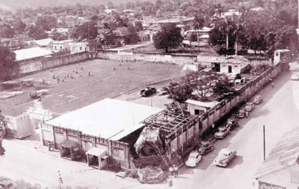 El predio norte de la Tercera Avenida con Primera Calle en donde fue construida la sede central de Banco Atlántida era ocupada por un cuartel militar y una cancha de fútbol.