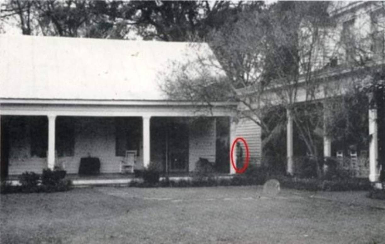 La casa de la plantación Myrtle en St Francisville, Louisiana, es el hogar de al menos 12 fantasmas, pero el más famoso es el de Chloe, que sigue en la plantación, y lleva un turbante verde. Chloe era, según se informa, una esclava propiedad de Mark y Sarah Woodruff. En una ocasión, se encontraba espiando una conversación de Clark Woodruff, y como castigo, uno de sus oídos fue cortado por su amo, y comenzó a llevar un turbante para ocultarlo. <br/><br/>Se cree que Chloe, supuestamente echó en un pastel, algunos extractos de hojas de adelfa hervidas extremadamente venenosas, como parte de su venganza. Pero su plan fracasó. Sólo Sara y sus dos hijas comieron el pastel, y murieron envenenadas. Chloe fue entonces ahorcada por los demás esclavos, y arrojada al río Mississippi. Ella todavía persigue la plantación hasta el día de hoy. De hecho, la plantación Myrtle es considerada como una de las casas más embrujadas de Estados Unidos.