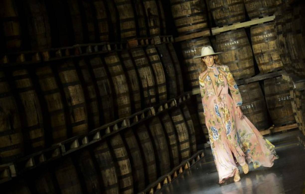 Habían brocados, estampados primaverales, shifones etereos, el corsé, flecos, gamuza, metalizados, transparencia, plástico repujado, guipiur, organiza y sus tan aclamados cinturones de materiales como hierro forjado y de plástico con hologramas florales creados exclusivamente para el en Taiwán.