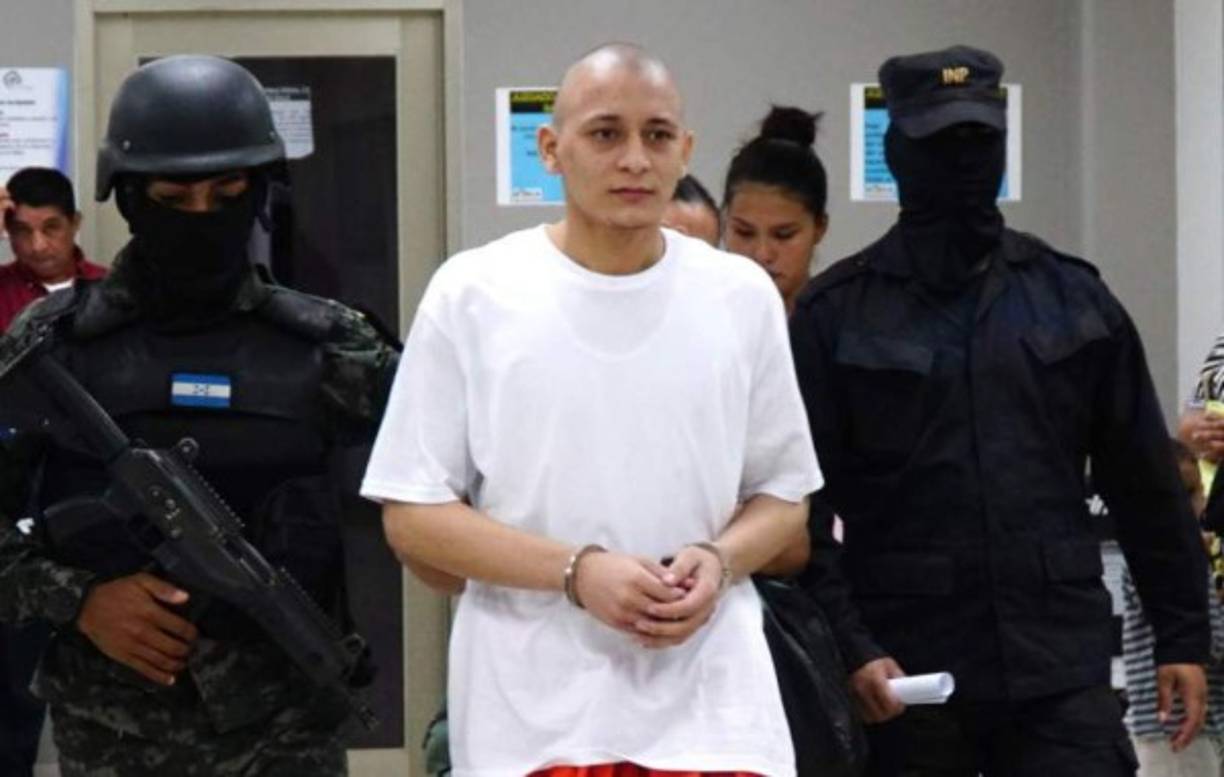 Detención judicial le decretó el juzgado de los penal de San Pedro Sula contra el pandillero que grabó ejecución de una mujer, miembro de su grupo criminal. Julio Cesar Ponce Sierra, quien tiene otro proceso por el delito de extorsión, fue acusado por la Fiscalía del asesinato de Jackeline Esther Rodríguez Salinas, ocurrido el 1 de octubre del 2016 en un bordo cerca al aeropuerto de San Pedro Sula.