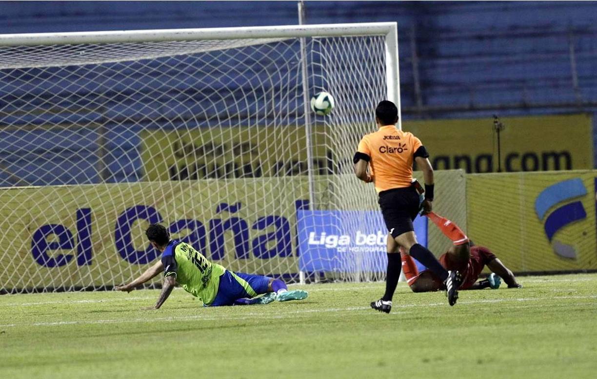 Pero ‘Buba‘ López no pudo hacer nada en el golazo del 0-1 de los Potros. Erick Andino la puso en el ángulo.