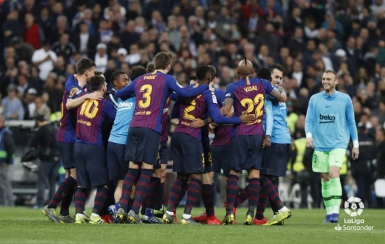 Los jugadores del Barcelona celebrando en conjunto tras el pitazo final y ganar el clásico en el Bernabéu. Foto FCBarcelona.es
