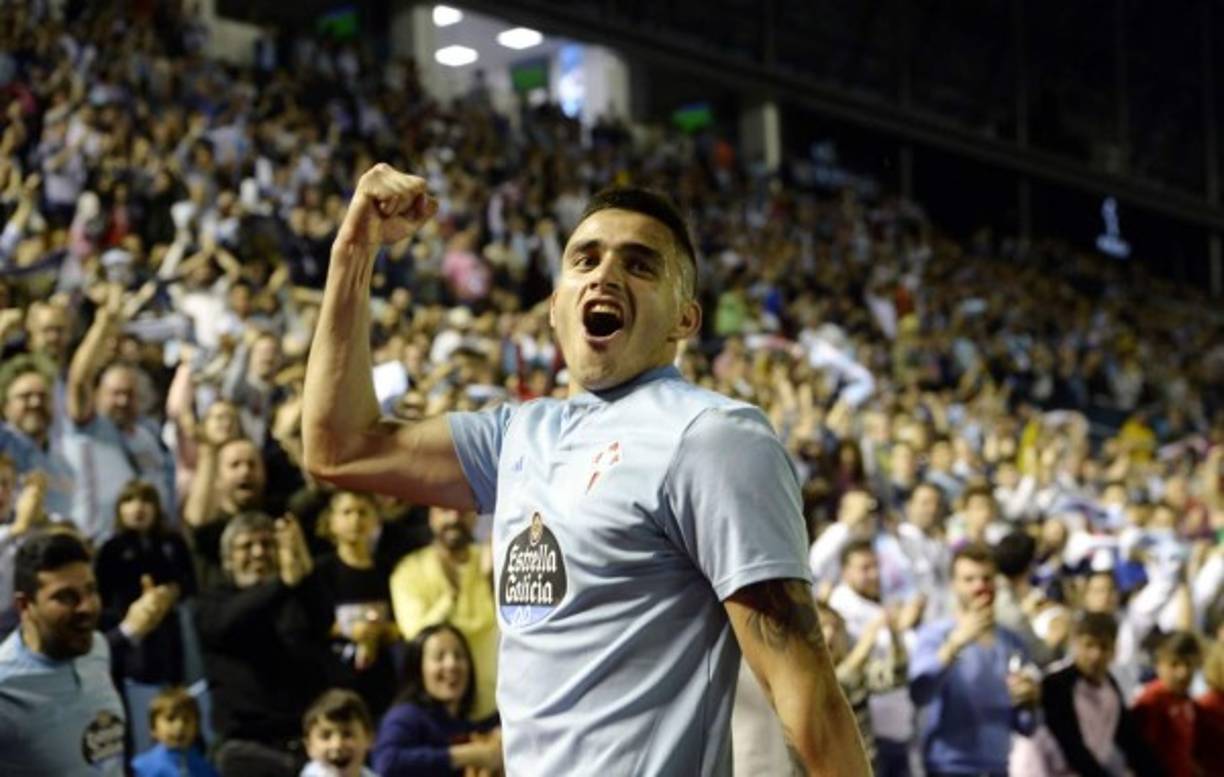 Maxi Gómez gritando su gol y en el fondo los aficionados del Celta festejan.