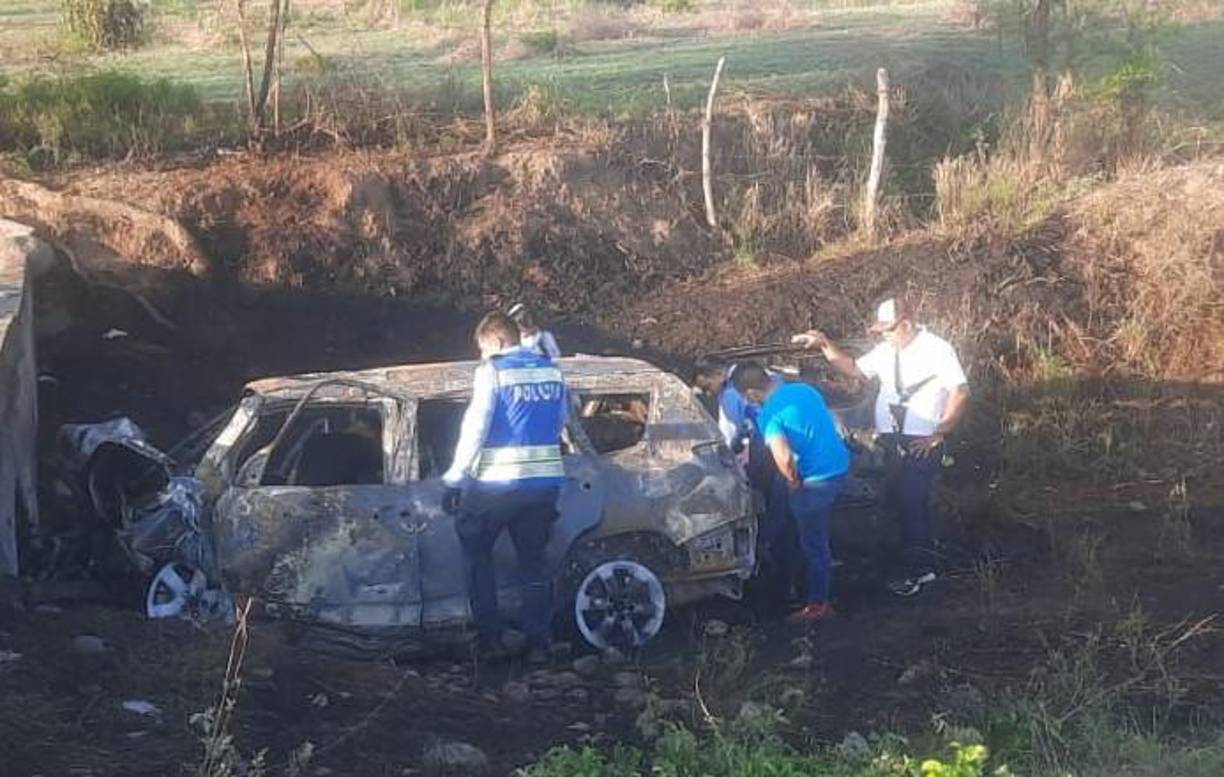 La camioneta implicada en el accidente quedó totalmente consumida por las llamas, con su parte frontal severamente dañada a causa del violento impacto contra la alcantarilla. 