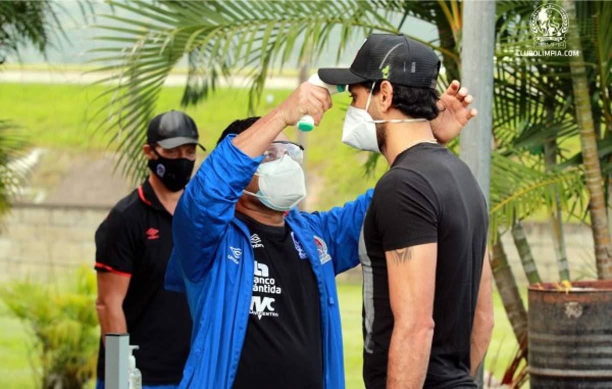 Momento en el que le toman la temperatura al argentino Cristian Maidana.