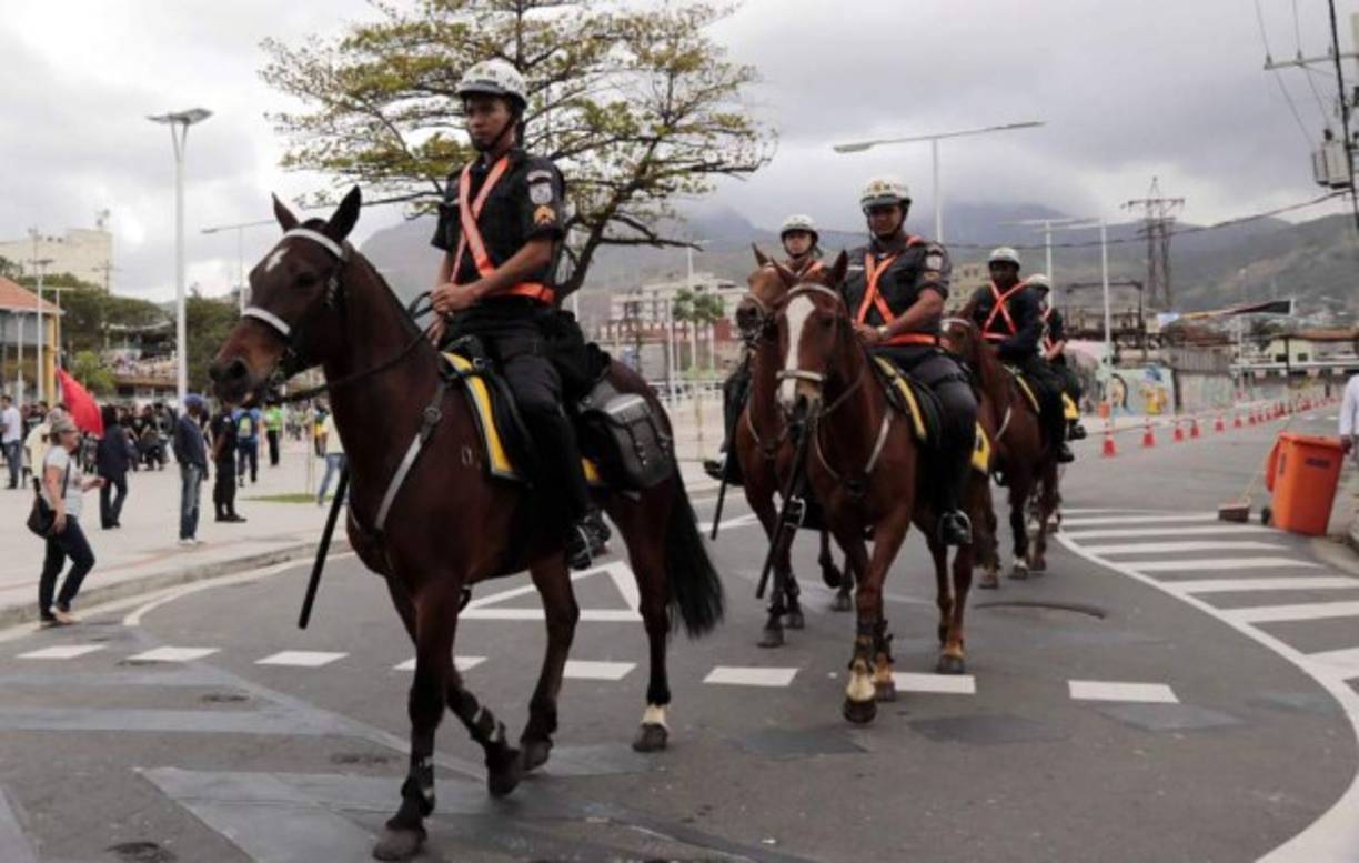 Las amenazas de bomba en el estadio Maracaná y en el Centro Acuático esta semana, han puesto con los pelos de punta a los organizadores, pues ya estamos a dos días para oficialmente se den por inaugurados los Juegos Olímpicos de Río de Janeiro 2016. Este miércoles iniciaron las competencias oficiales con seis partidos del fútbol femenino y especialmente en Río, donde han ocurrido los primeros incidentes, las medidas de seguridad se han intensificado al máximo. El ingreso al estadio Olímpico en Río se convierte en una tortuosa aventura para los aficionados, pero sobre todo para los periodistas internacionales que le dan cobertura a los Juegos.