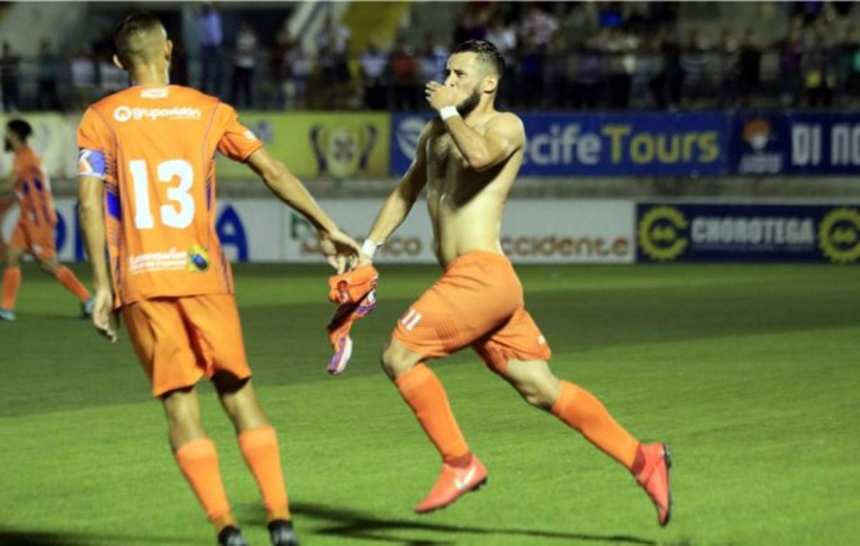 La jornada empezó con el empate entre UPN y Vida (1-1). Arnold Meléndez abrió el marcador en el partido para los Lobos y lo celebró quitándose la camiseta.