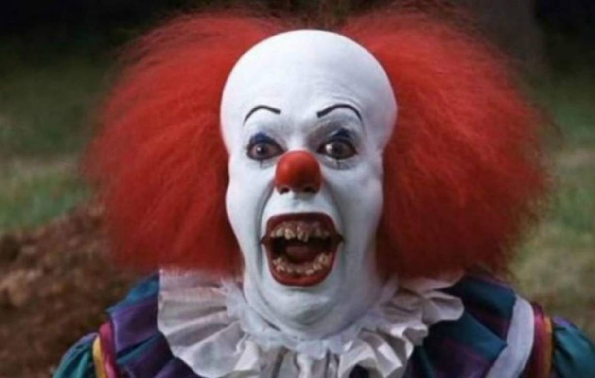 Pennywise<br/><br/>Tambié llamado Eso (en inglés, It), es un personaje ficticio creado por el escritor Stephen King para su novela de terror It, en la cual es el principal antagonista y villano. Fue interpretado por el actor británico Tim Curry en la miniserie It de 1990 y por el sueco Bill Skarsgård en la película It de 2017.<br/><br/>Pennywise no posee una forma física específica, puede transformarse en cualquier cosa, pero usualmente permanece como payaso, esto en la novela, al igual que en las películas. Se suele reír y contar chistes grotescos.<br/>Llegó a este mundo en forma de meteorito durante la prehistoria, en el sitio donde posteriormente se construiría el pueblo de Derry. Cuando los humanos comenzaron a colonizar el lugar, Pennywise despertó, se alimentó de los conflictos violentos y volvió a dormir, después adopta un ciclo de hibernación que se repetirá cada 27 años.