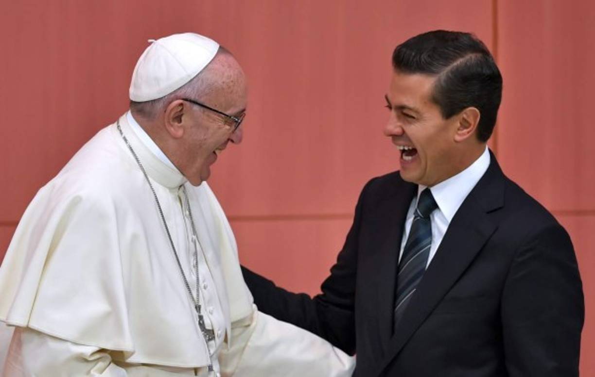 El presidente mexicano Enrique Peña Nieto saluda al Papa en el aeropuerto de la capital de ese país.