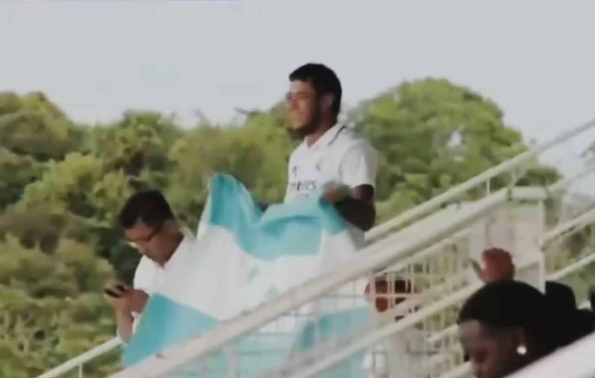 Este aficionado fue el único hondureño que sorprendió en el Estadio Municipal Omnisport de Sinnamary con la bandera de Honduras. ¿Quién es?