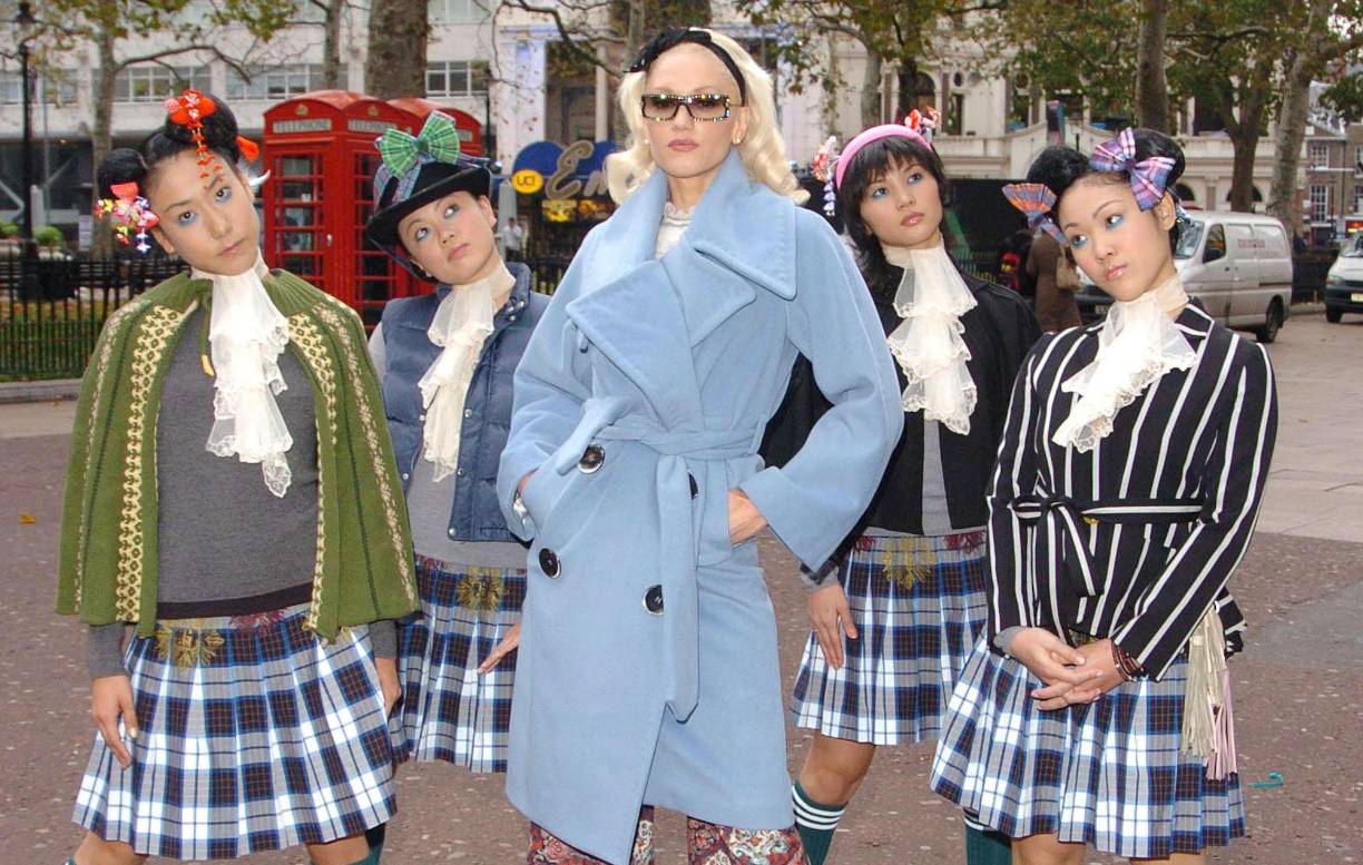 “Cuando era pequeña, su padre viajaba con frecuencia al país para trabajar con Yamaha y a su regreso le contaba historia que la intrigaban y fascinaban al mismo tiempo. Ya de adulta, tuvo la oportunidad de visitar Japón y lo primero que pensó era que había encontrado su lugar”, dijo Gwen Stefani en su entrevista con la revista Allure.