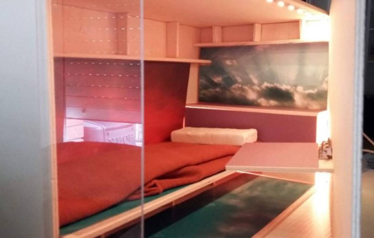 'Te enseñamos como vivir con más personas en las colmenas': es uno de los lemas de Haibu, una empresa de Barcelona que ha causado indignación en España al ofrecer habitáculos de 2,4 metros cuadrados por 200 euros al mes.