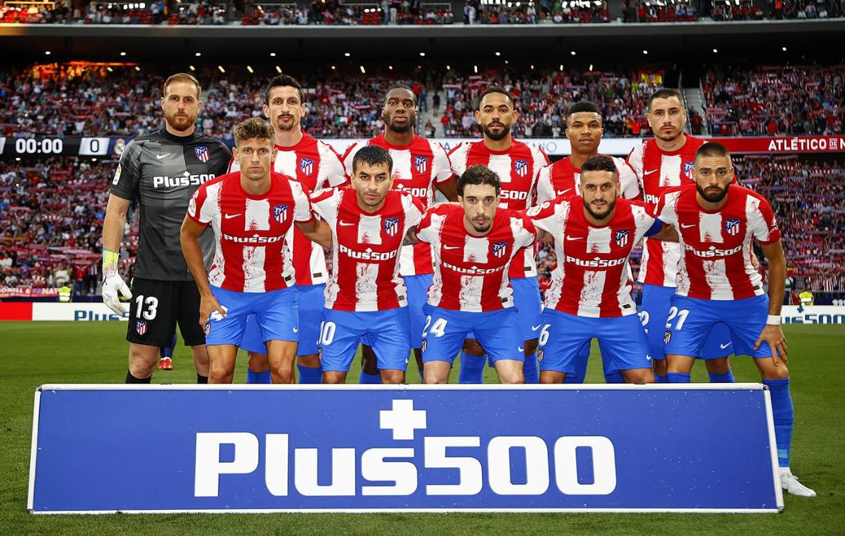 El 11 titular del Atlético de Madrid posando antes del inicio del derbi.