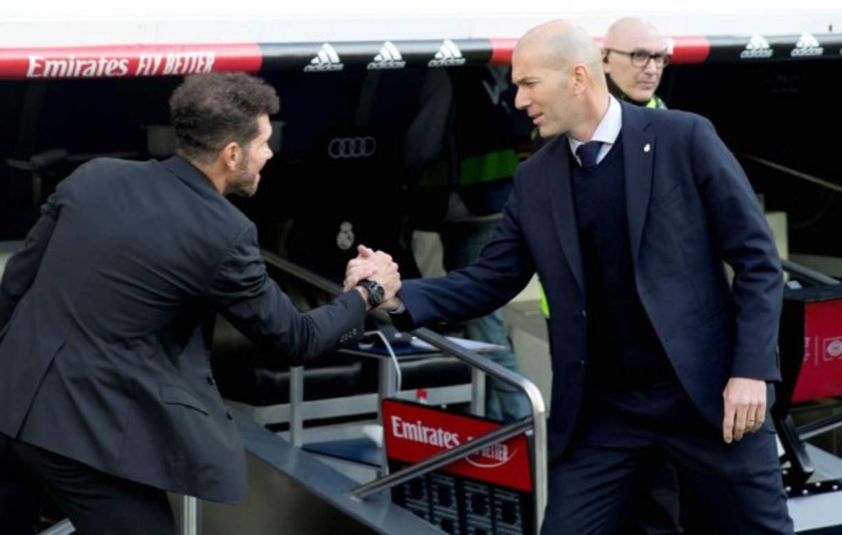 Diego Simeone se saluda con Zinedine Zidane antes del inicio del partido.