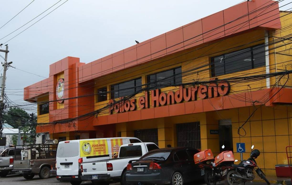 Pollos El Hondureño ha deleitado el paladar de los hondureños desde 1981. Su nombre inicial era Pollo Popeyes’s por lo que tuvieron un conflicto legal con la franquicia americana y se vieron obligados a cambiar el nombre y patentar su propia marca. El pollo con papas fritas y pan, algunos acompañados de ensalada de repollo están entre el gusto popular. Actualmente tienen 13 establecimientos.
