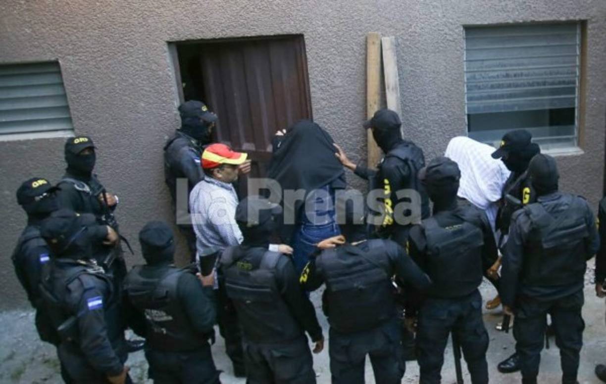 Tapándose los rostros llegaron llegaron 26 acusados del caso Pandora a la sala II del Tribunal de Sentencia para comparecer a la audiencia inicial.