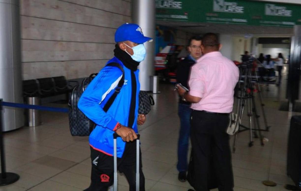 Sumamente protegidos arribaron los jugadores del Olimpia al país por el coronavirus.