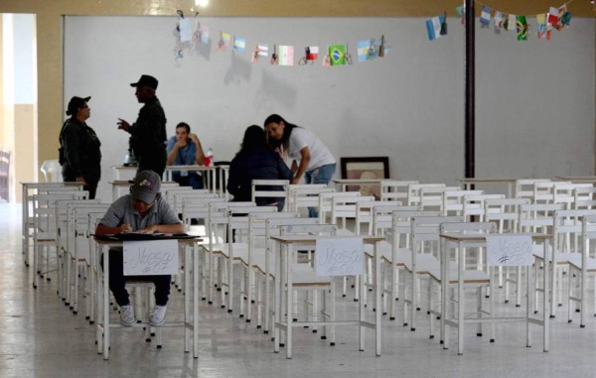 Distintos centros de votación en Venezuela recibieron poca gente en estas elecciones presidenciables 2018, pero la apatía no fue sólo en ese país suramericano, en Miami, Estados Unidos, sólo ocho personas de un padrón de más de 19.000 habían votado, según informó a AFP un empleado vinculado al consulado.<br/>Fotografía tomada en un colegio electoral en San Cristóbal, Venezuela, durante la elección presidencial este 20 de mayo de 2018.AFP