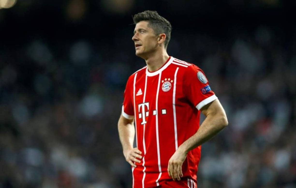 El Bayern Múnich ha querido hablar acerca del posible adiós del ariete polaco Robert Lewandowski, después de que éste fuese relacionado directamente con el Real Madrid, como fichaje estrella del próximo verano. “Somos muy afortunados de contar con Lewandowski y más aún de que haya firmado un contrato largo con nosotros. No hay nada de qué preocuparse. También jugará en el Bayern de Múnich la próxima temporada”, confirmó Harl-Heinz Rummenigge. Foto EFE