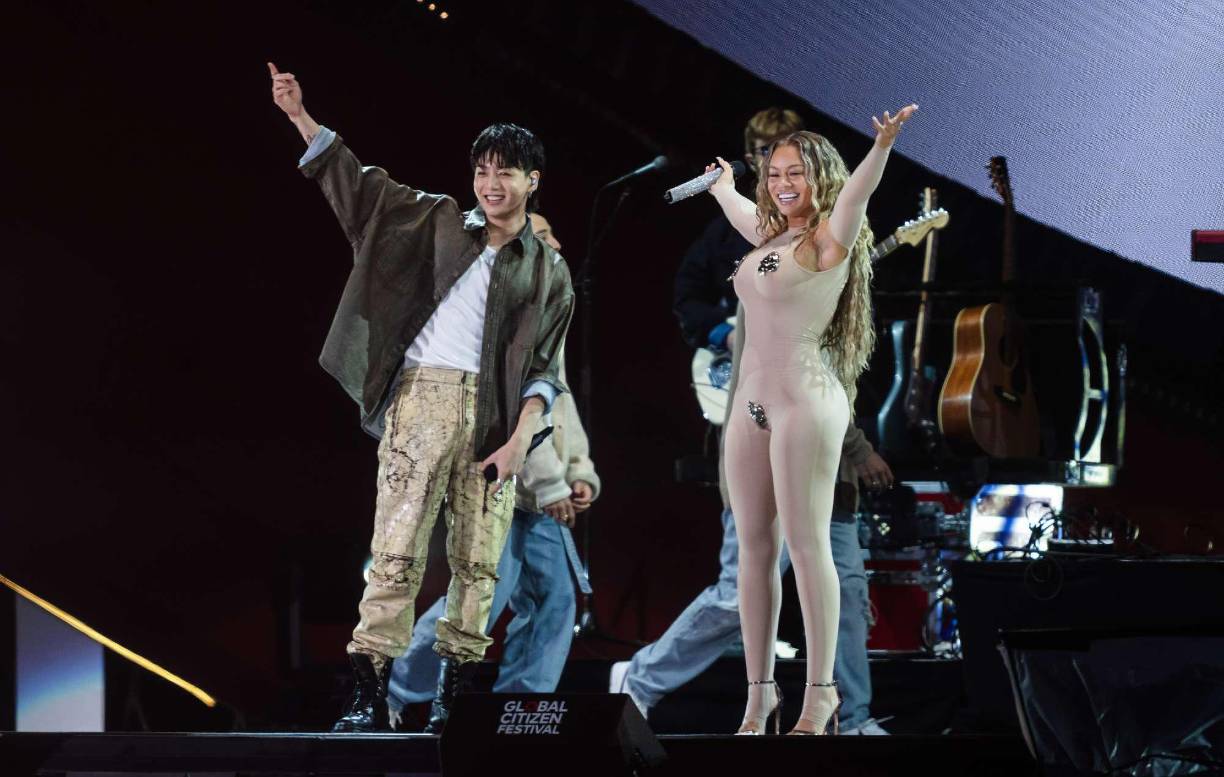 Después de su exitosa presentación en Global Citizen Festival 2023, realizada en vivo el sábado en el parque central de Nueva York, EUA, se reveló que Jungkook de BTS lanzará una segunda canción como solista. Esta se llama ‘3D’. Aquí te contamos cuándo será la fecha de lanzamiento oficial.