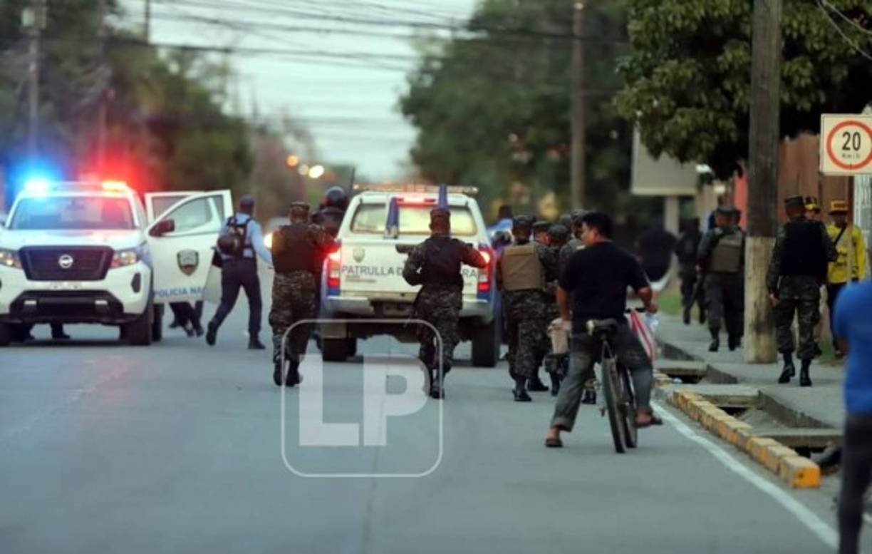 La Policía Nacional y Militar tuvo que ponerse manos a las obras para controlar disturbios en las afueras del estadio Excélsior.