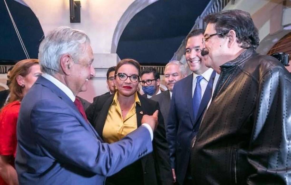 En su histórica visita a Honduras, Andrés Manuel López Obrador, presidente de México, se reunió con la mandataria Xiomara Castro y con el exgobernante hondureño, Manuel Zelaya Rosales, con quienes habló sobre distintos temas, principalmente de las estrategias para mitigar la migración irregular. Fotografías: EFE/ Cortesía/AFP