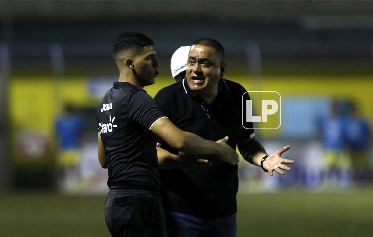El entrenador colombiano del Honduras Progreso, Jhon Jairo López, le reclama al cuarto árbitro.