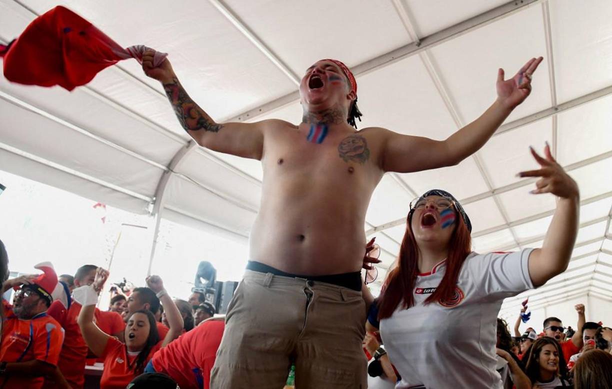 Este joven se quitó su camiseta y celebró el pase al Mundial de su amada selección de Costa Rica.