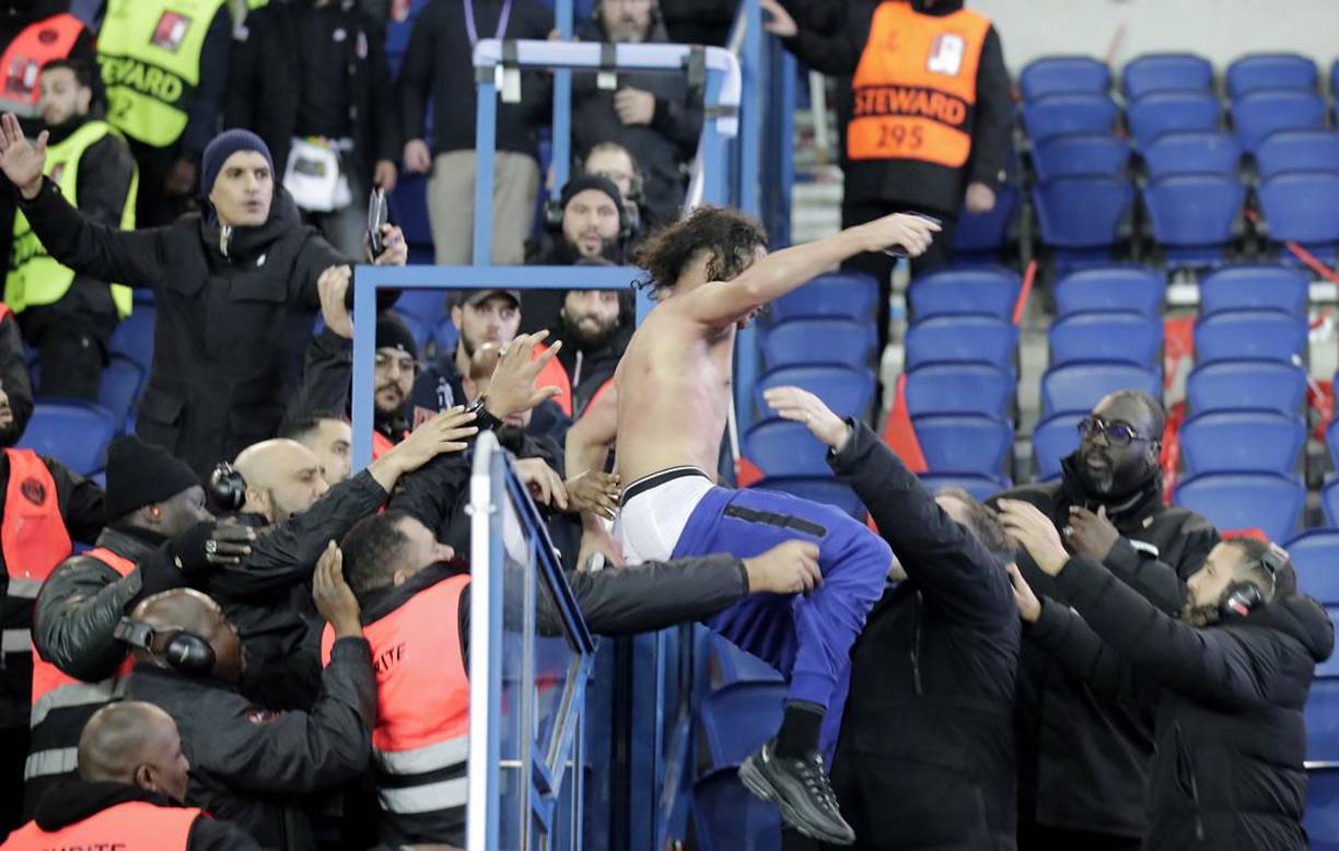 Un aficionado del Bayern Múnich fue detenido en las gradas del Parque de los Príncipes tras pelearse con hinchas del PSG.