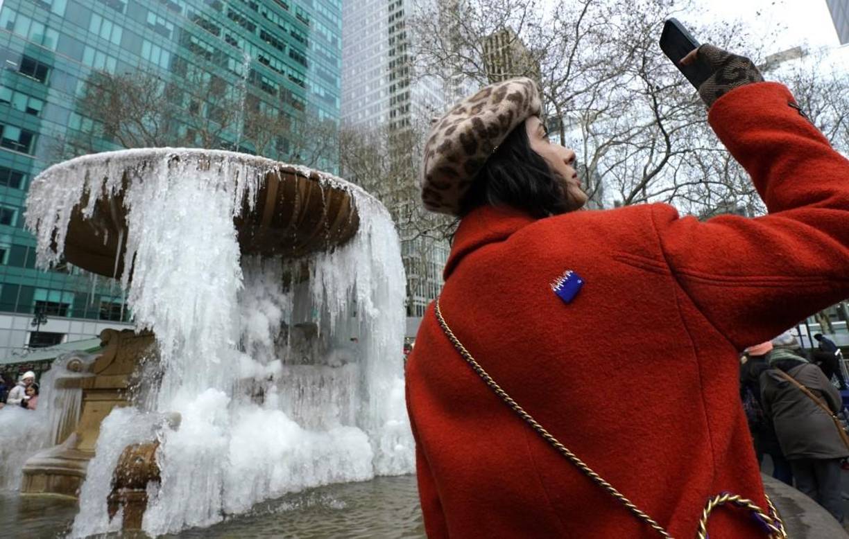  La tormenta con fuertes borrascas de <b>nieve</b>, vientos huracanados y temperaturas bajo cero forzó la cancelación de casi 20.000 vuelos en los últimos días, incluidos casi 4.700 el martes, según el sitio de seguimiento FlightAware.