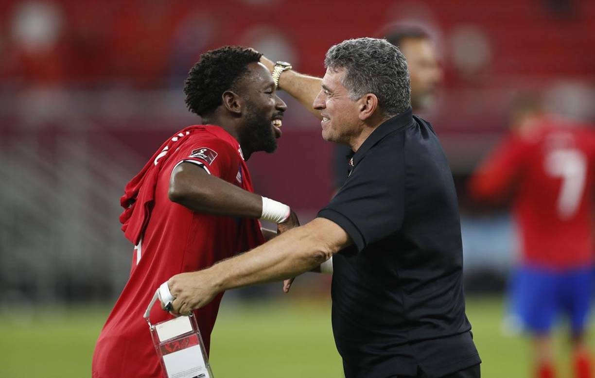 Luis Fernando Suárez se abraza muy alegre con Keysher Fuller.