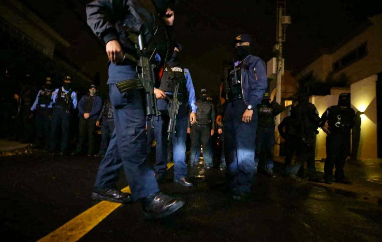 Militares y policías de Honduras realizaron en la noche del lunes un operativo en cercanías de la vivienda del expresidente hondureño Juan Orlando Hernández.