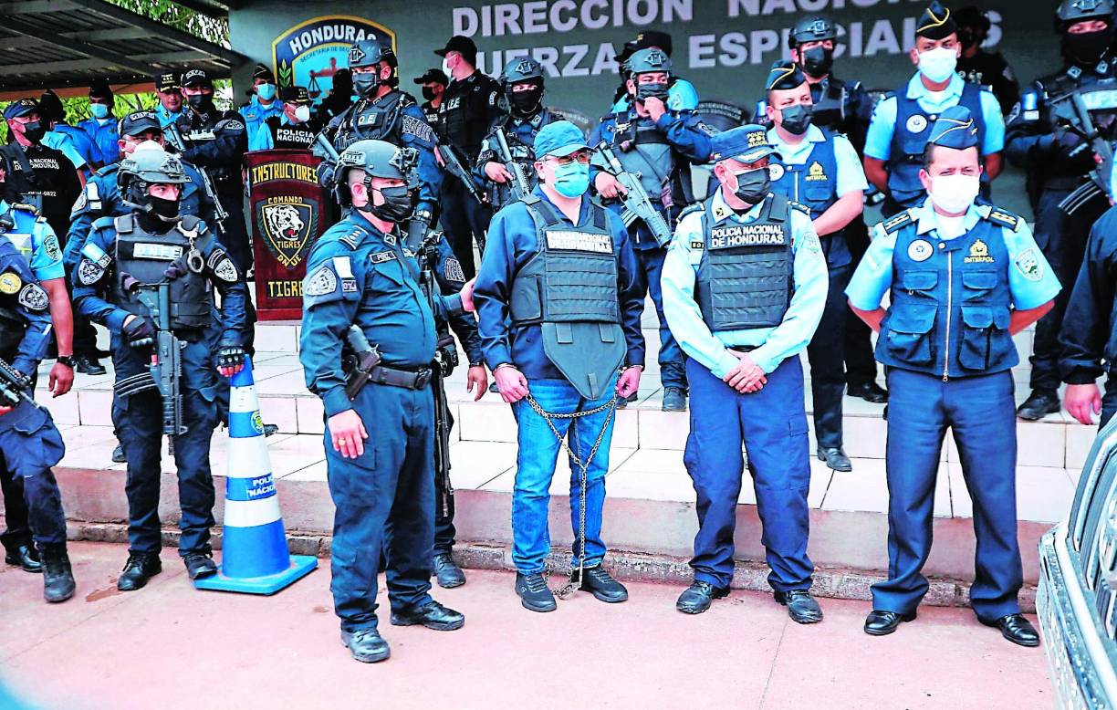 Hernández, que asistió a la audiencia con un uniforme caqui de prisionero, enfrentó hoy la segunda audiencia tras ser extraditado el pasado abril, acusado de tráfico de cocaína y posesión de armas pesadas, cargos de los que se declaró no culpable.