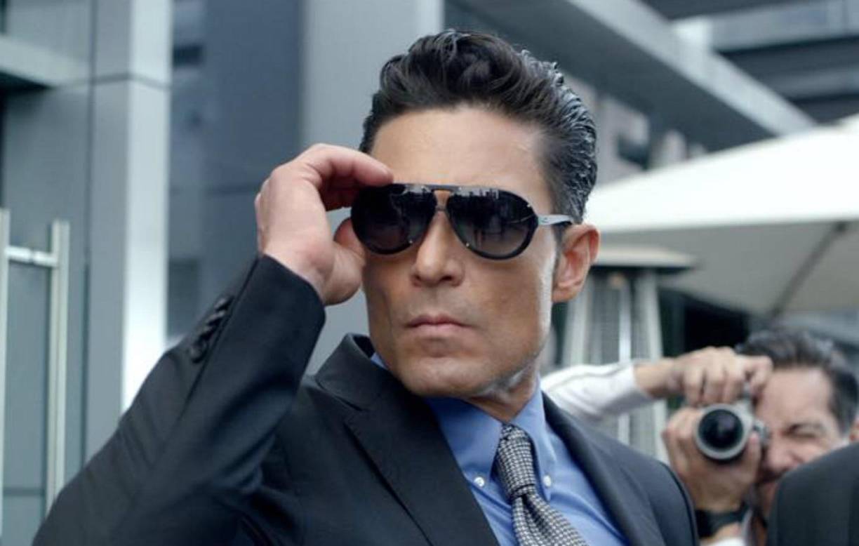 Aunque no ahondó en detalles, Fernando Colunga dijo que se encuentra “muy contento” en el terreno amoroso. “Me tratan muy bien y me aguantan, que no es tan fácil”, dijo. “Tú sabes que este negocio es demandante y cuando trabajas es difícil que alguien entienda la situación, afortunadamente mi mujer lo entiende y me apoya, que eso es lo más importante”.