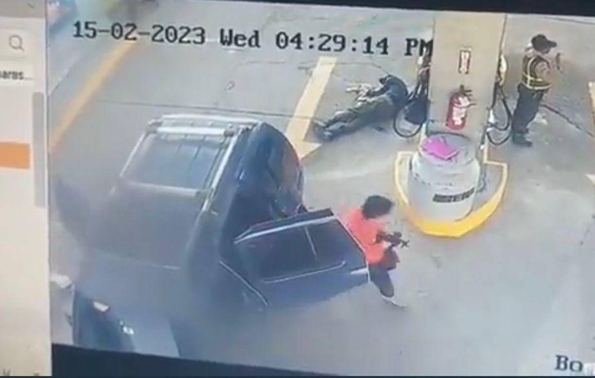 Los individuos sometieron a empleados y los tiraron boca abajo mientras ejecutaban el atraco. 