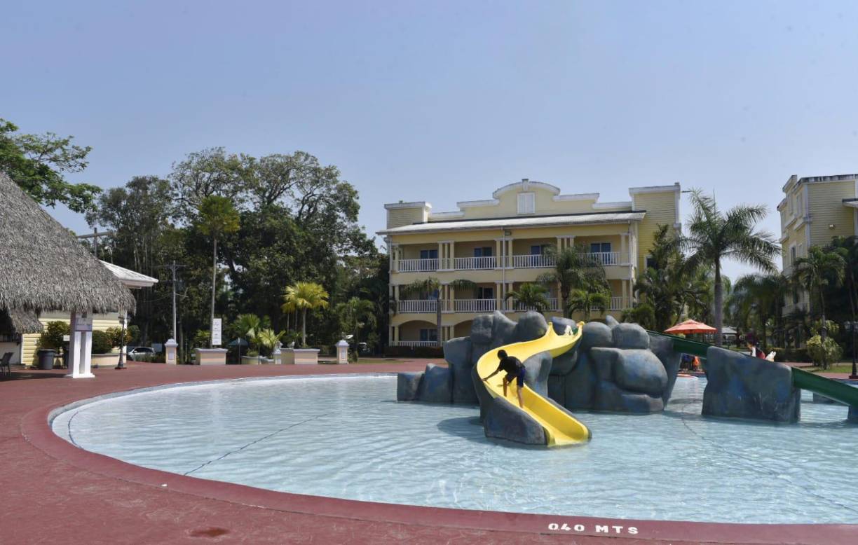 Uno de los más visitados es Telamar Resort, que cuenta con piscinas, habitaciones y vistas al mar de primer nivel en la zona. 