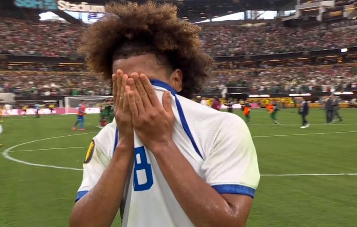 Adalberto Carrasquilla se llevó las manos al rostro tras el pitazo final del partido.