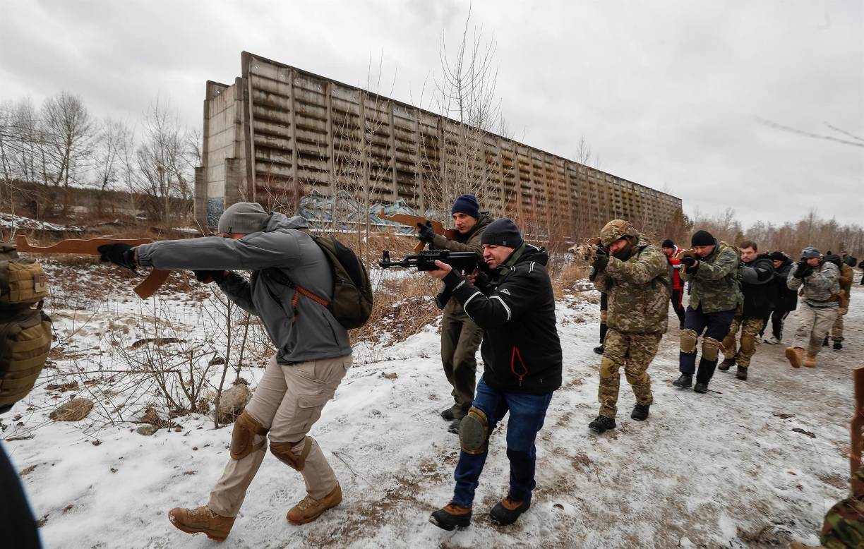 “Si Rusia ataca, es muy importante conocer estas técnicas”, resume Artem Kuzmenko, informático de 29 años, que participa en un curso de supervivencia de dos días.