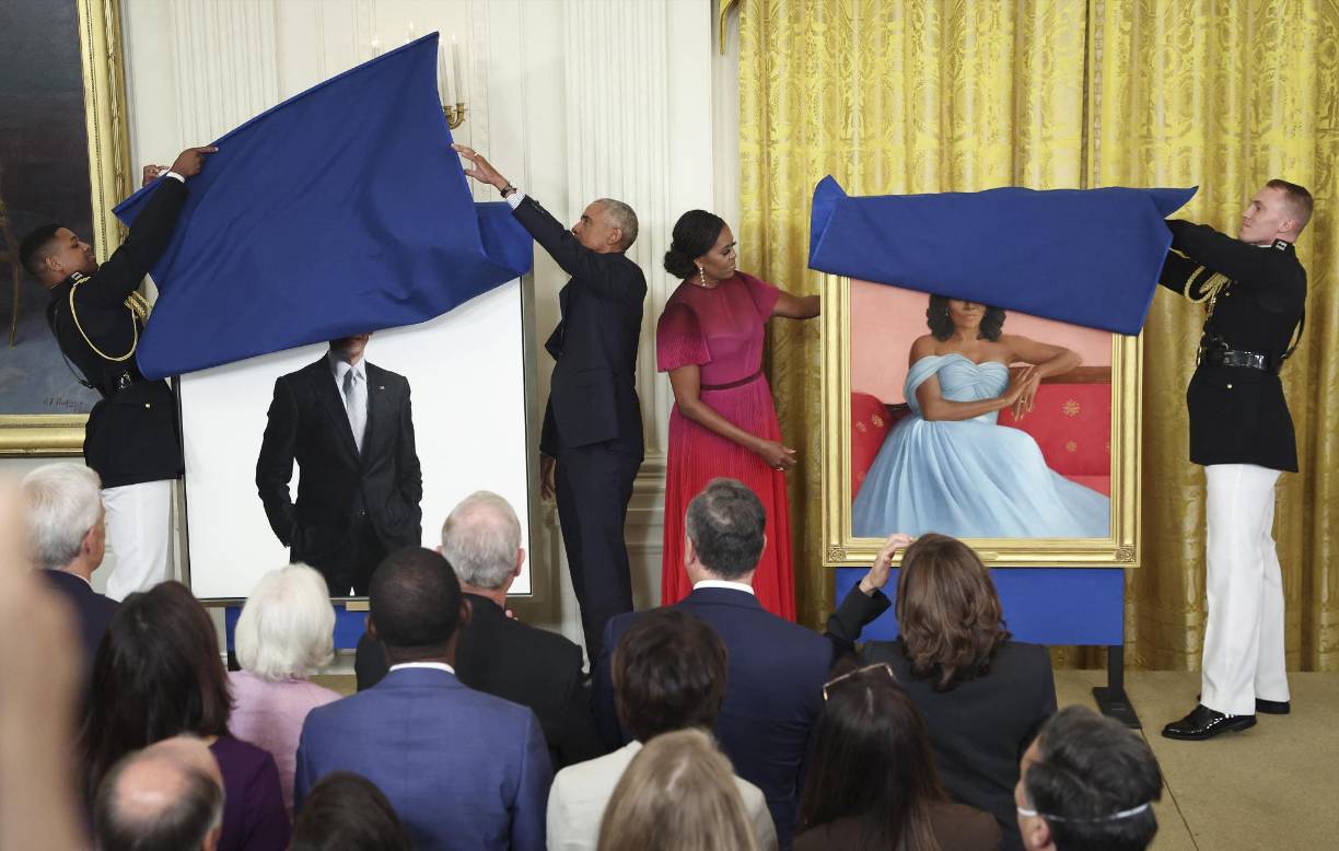 Las ceremonias en las que los presidentes desvelan sus retratos oficiales, que cuelgan durante siglos en los pasillos de la Casa Blanca, suelen ser una oportunidad para mostrar su humor e incluso reírse de sí mismos. Obama no desaprovechó la oportunidad y ofreció al entusiasmado público lo que su esposa posteriormente calificó como unas “declaraciones picantes”.