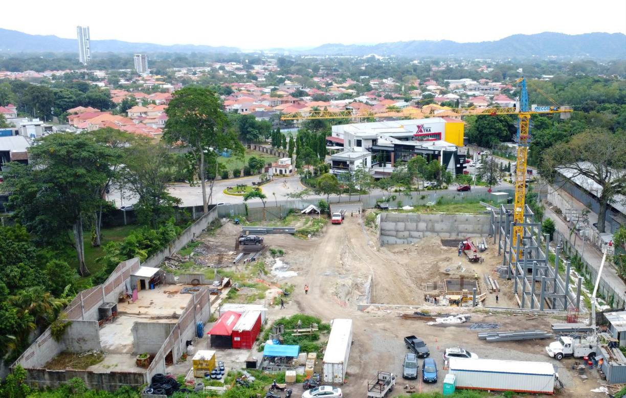 Dos grandes plazas comerciales y varias pequeñas, además de centros de conveniencia, restaurantes y cafés han surgido a lo largo del bulevar Mackey.